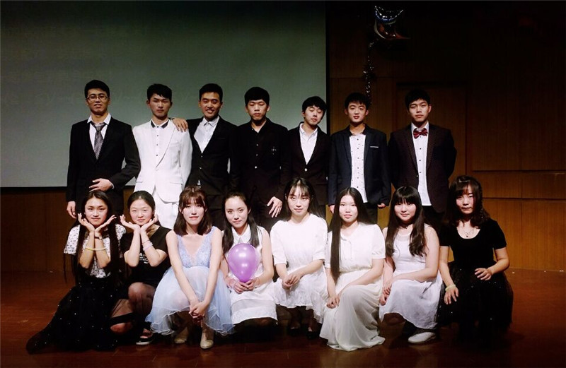 色色啦
举行2016年女生节舞会