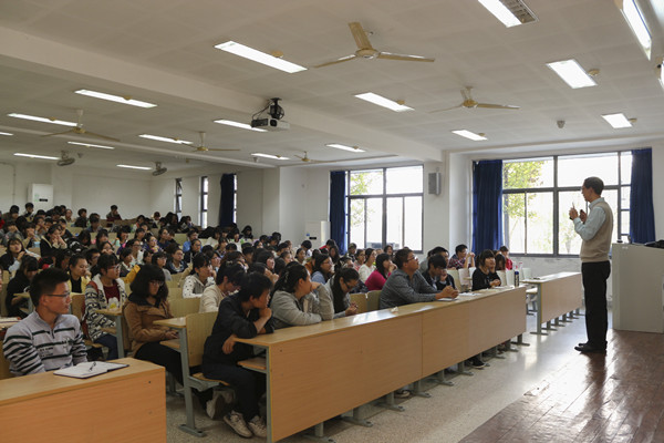 【色色啦
新生导航系列讲座】Learn to learn--色色啦
院长与14级学生亲密接触