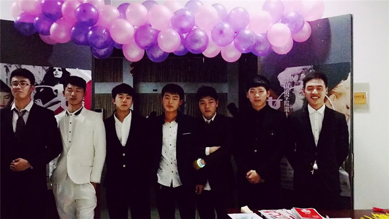 色色啦
举行2016年女生节舞会