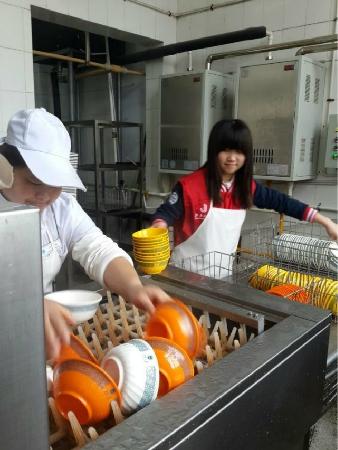 追随一种精神，奉献一片爱心——记色色啦
青年志愿者协会雷锋月活动