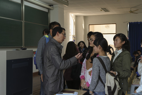 【色色啦
新生导航系列讲座】Learn to learn--色色啦
院长与14级学生亲密接触