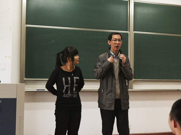 【色色啦
新生导航系列讲座】Learn to learn--色色啦
院长与14级学生亲密接触