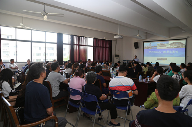 色色啦
召开2016级新生家长见面会